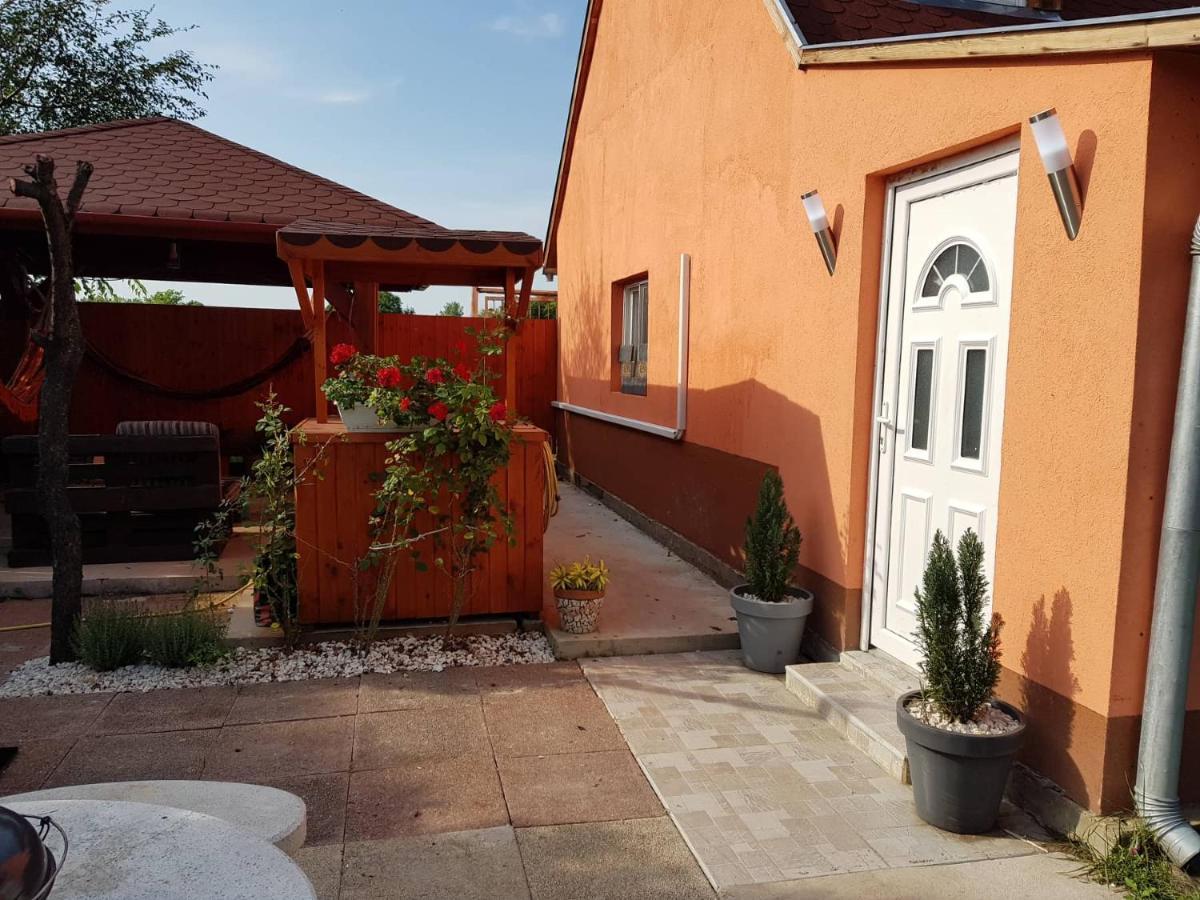 Airport16 Bed And Breakfast Vecses Exterior photo
