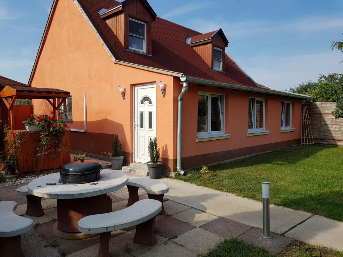 Airport16 Bed And Breakfast Vecses Exterior photo