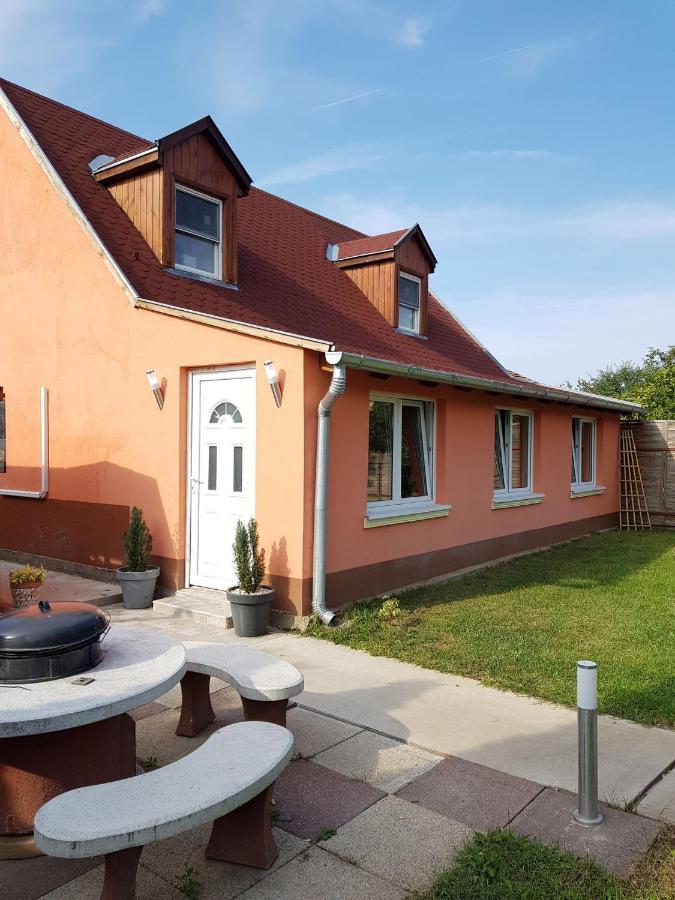 Airport16 Bed And Breakfast Vecses Exterior photo